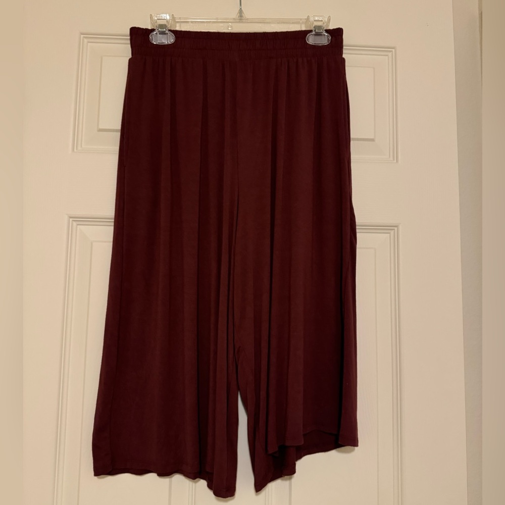 Wide-Leg Capri Pants in Burgundy